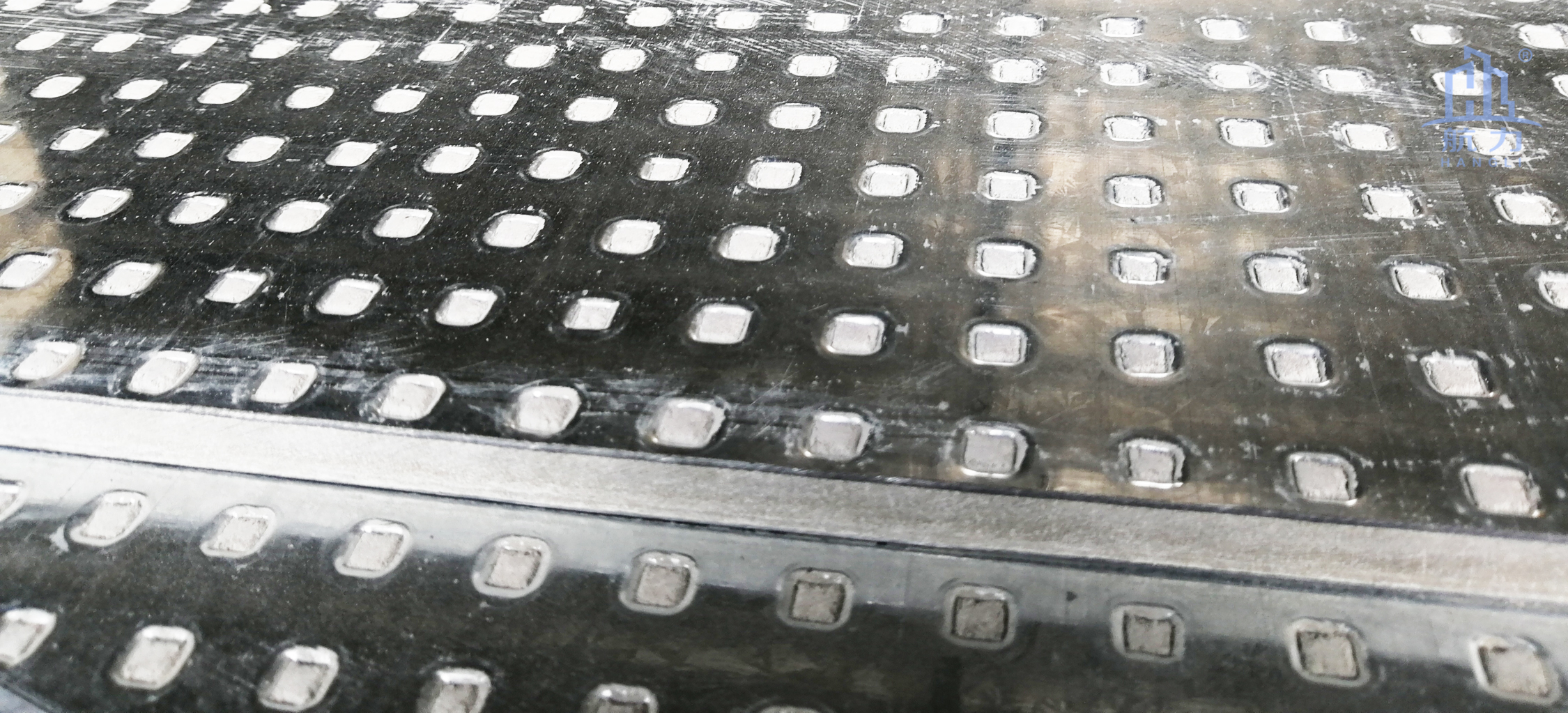 纖維水泥抗爆板又稱(chēng)防爆板是為存在潛在爆炸危險區域、防震等特殊工作系統要求提供解決方案而研發(fā)生產(chǎn)的一種特殊板材，它是由增強纖維水泥板表面加壓鍍鋅鋼材料所構成，具有良好的抗爆及阻燃效果。由于板材內部特殊的構造可以有效減輕爆炸的沖擊，耐久性高，九德增強纖維水泥抗爆板依據專(zhuān)門(mén)爆破檢測機構的嚴格檢測，單板抗爆能力高達1.6MPa，抗爆墻抗爆能力高達2.0MPa，遠高于國家相關(guān)標準規定的墻體抗爆1.4Mpa。