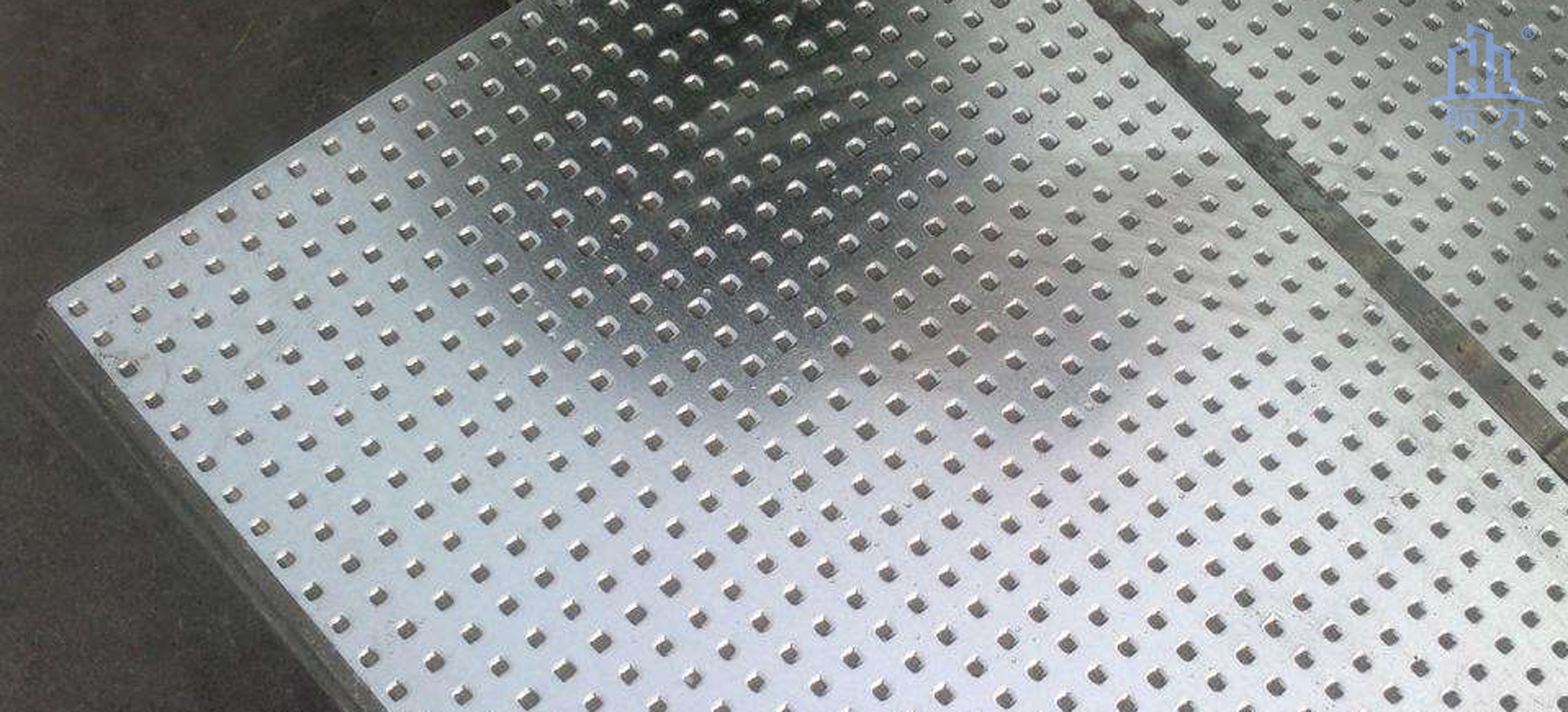 纖維水泥抗爆板又稱(chēng)防爆板是為存在潛在爆炸危險區域、防震等特殊工作系統要求提供解決方案而研發(fā)生產(chǎn)的一種特殊板材，它是由增強纖維水泥板表面加壓鍍鋅鋼材料所構成，具有良好的抗爆及阻燃效果。由于板材內部特殊的構造可以有效減輕爆炸的沖擊，耐久性高，九德增強纖維水泥抗爆板依據專(zhuān)門(mén)爆破檢測機構的嚴格檢測，單板抗爆能力高達1.6MPa，抗爆墻抗爆能力高達2.0MPa，遠高于國家相關(guān)標準規定的墻體抗爆1.4Mpa。