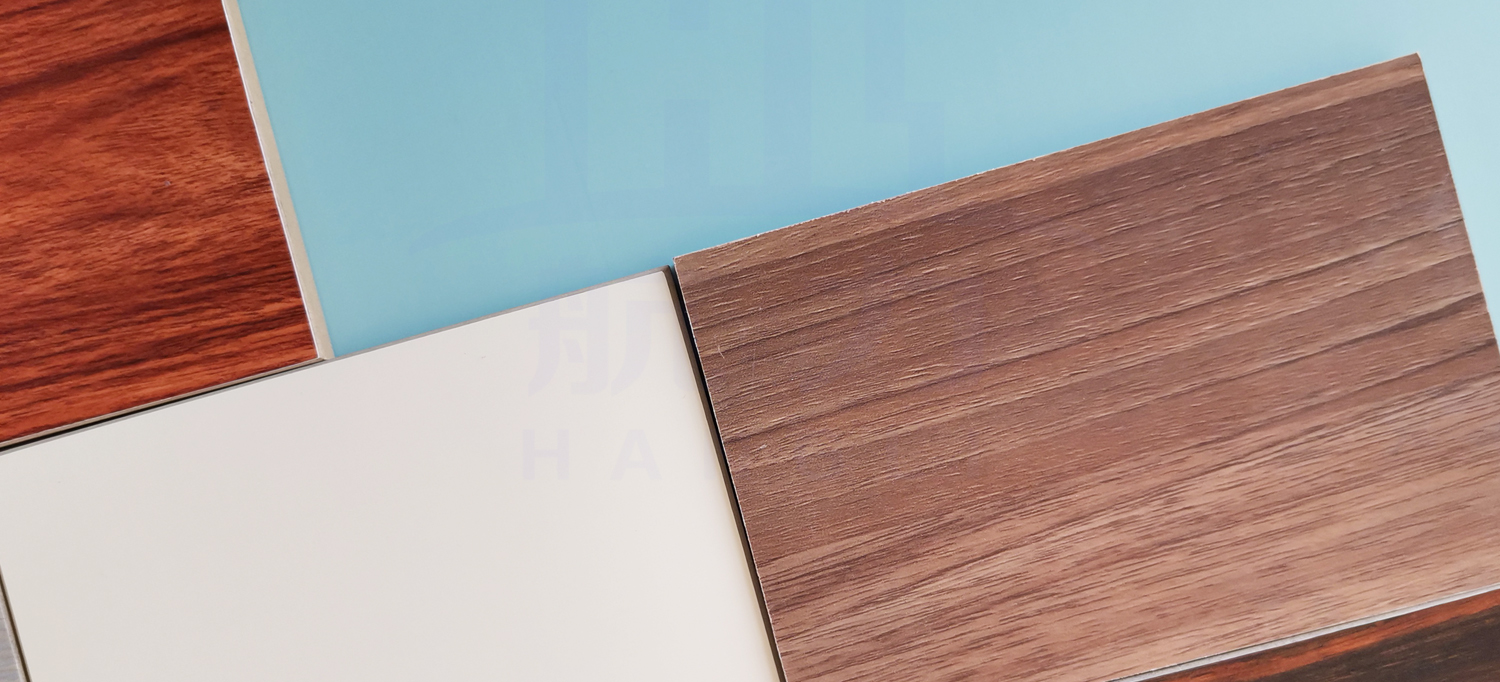 裝飾纖維水泥板。是以硅質(zhì)、鈣質(zhì)材料為主原料，加入多種方法養護而成的一種新型建筑材料。導電系數低，是理想的絕緣材料、防火防水、隔熱隔音、質(zhì)輕高強、施工簡(jiǎn)易、經(jīng)濟美觀(guān)、安全無(wú)害、、耐酸堿、壽命長(cháng)