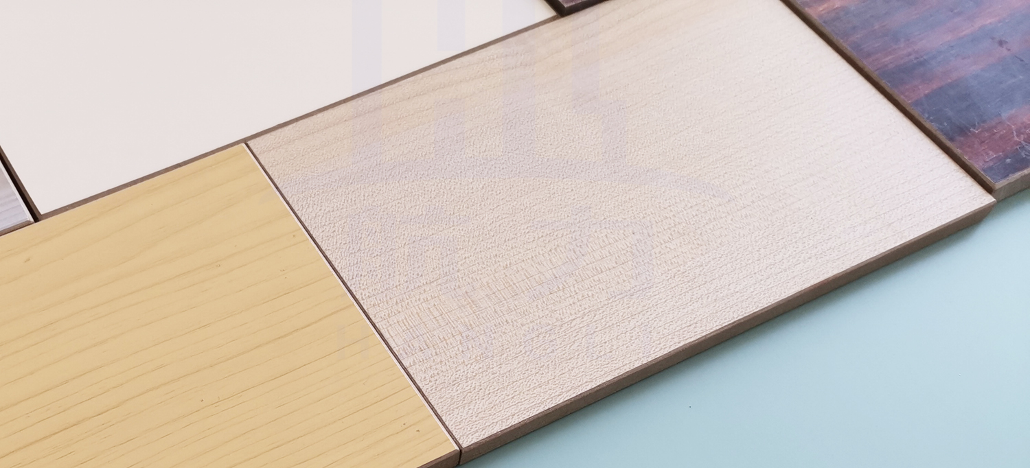 裝飾纖維水泥板。是以硅質(zhì)、鈣質(zhì)材料為主原料，加入多種方法養護而成的一種新型建筑材料。導電系數低，是理想的絕緣材料、防火防水、隔熱隔音、質(zhì)輕高強、施工簡(jiǎn)易、經(jīng)濟美觀(guān)、安全無(wú)害、、耐酸堿、壽命長(cháng)